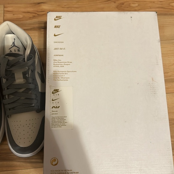 WMNS Grey Air  Jordan 1 Mids - Picture 6 of 6